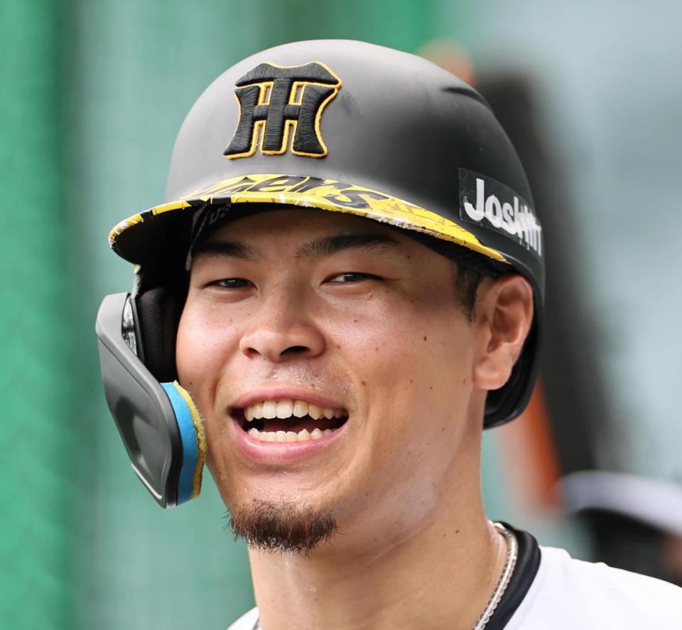 　練習の合間、笑顔を見せる佐藤輝（撮影・田中太一）