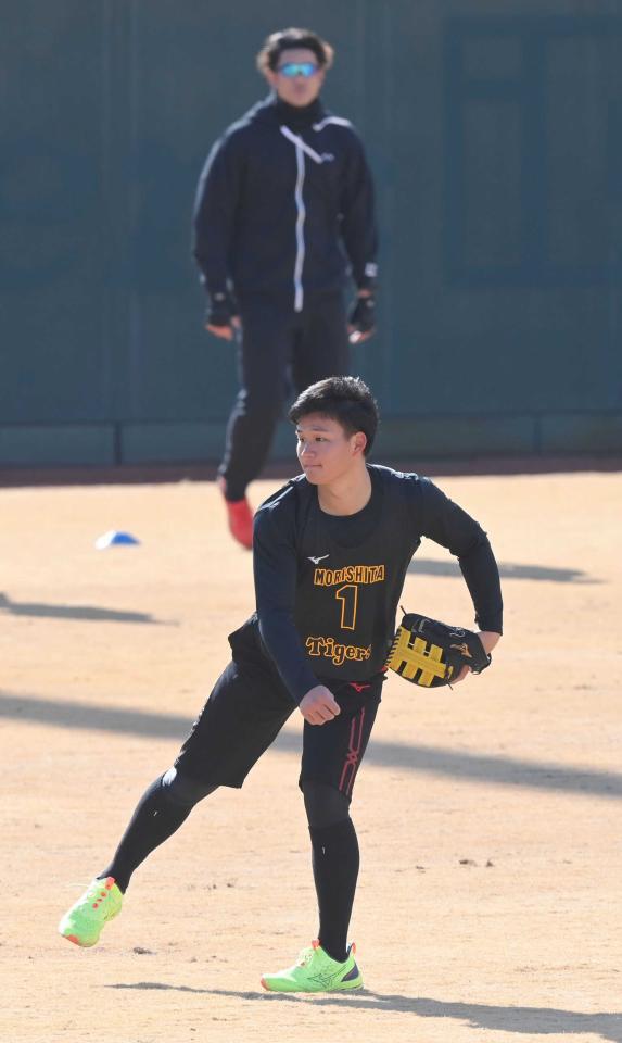 　藤浪（奥）が見つめる中、キャッチボールする森下＝２０２３年