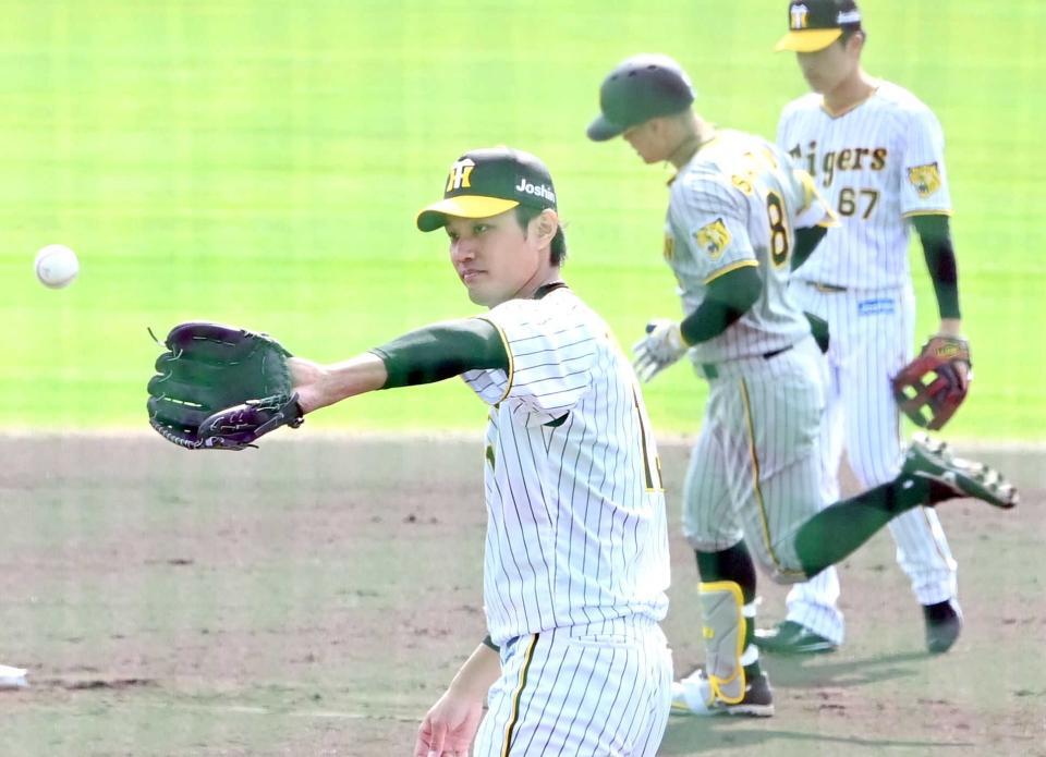 　佐藤輝明（奥）にソロを許す阪神・藤浪晋太郎＝２０２２年２月