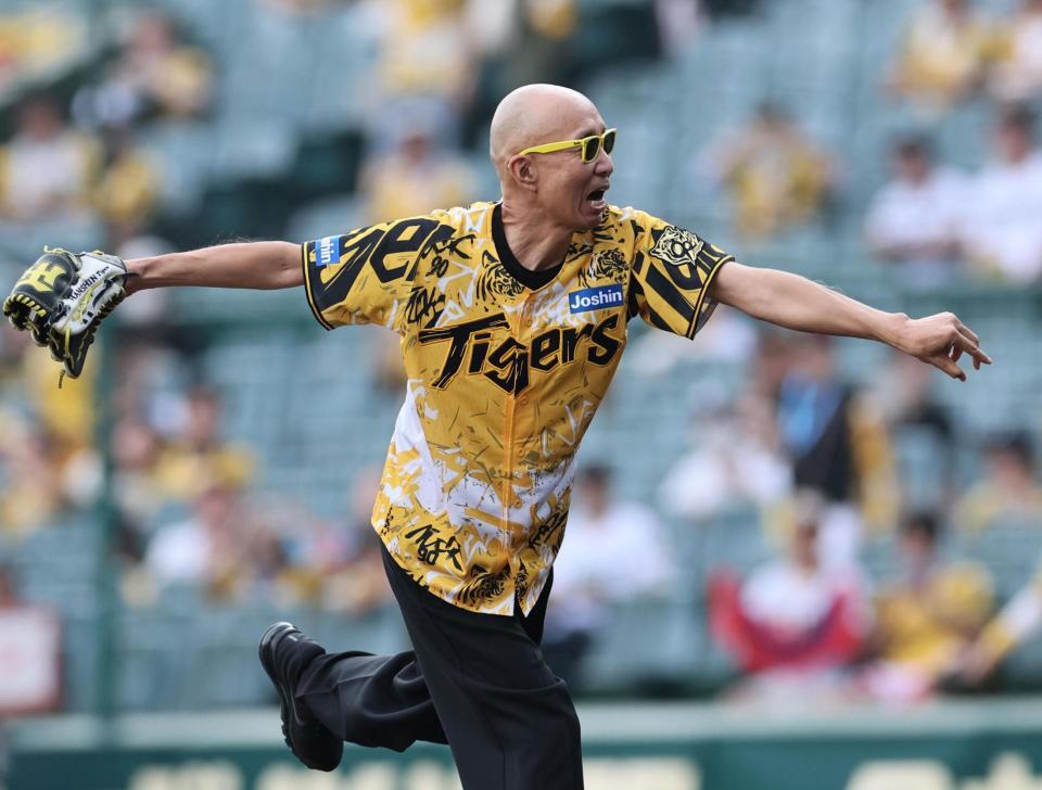 　ファーストピッチを行うサンプラザ中野くん（撮影・田中太一）