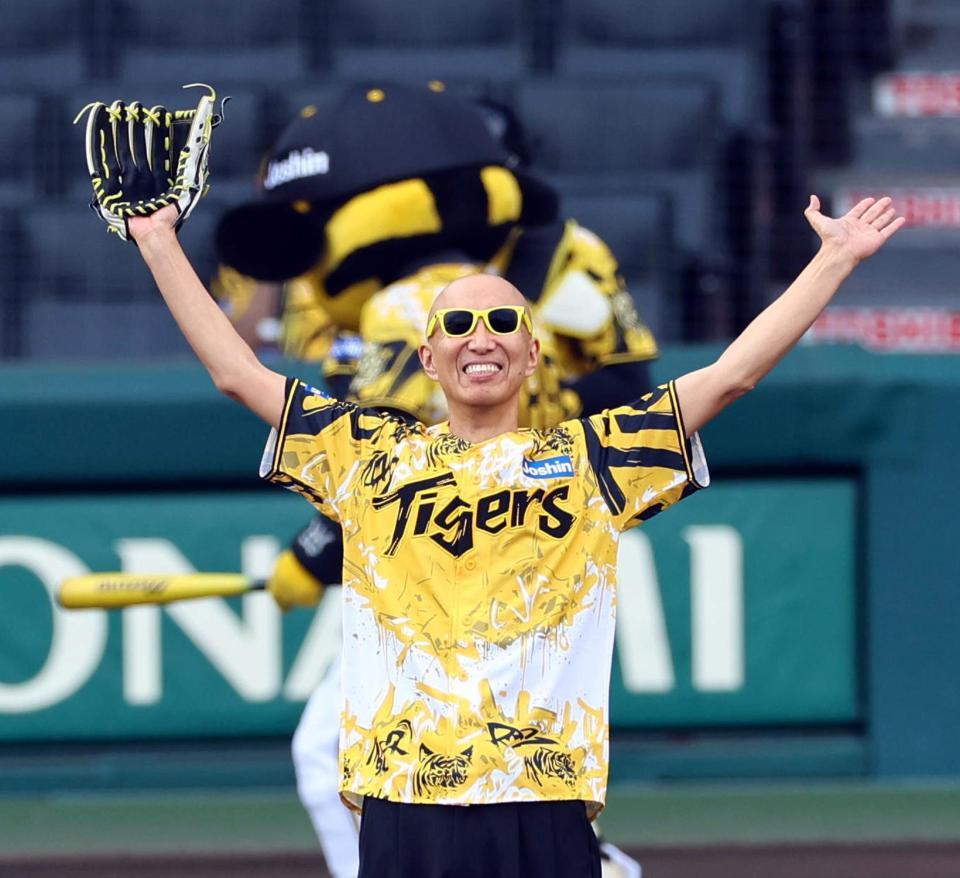 　ファーストピッチセレモニーを終え、観客の声援に応えるサンプラザ中野くん（撮影・山口登）