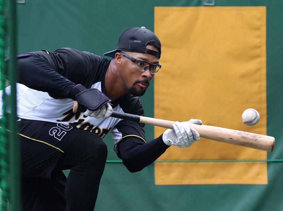 　バント練習するデュプランティエ（撮影・北村雅宏）