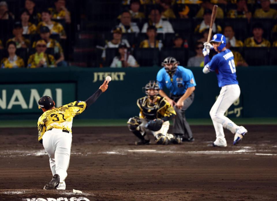 　９回、高橋宏に投げ込む早川（撮影・山口登）