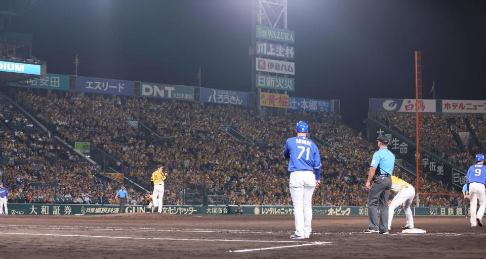 　９回途中、ボークを犯した早川（中央左）＝撮影・北村雅宏