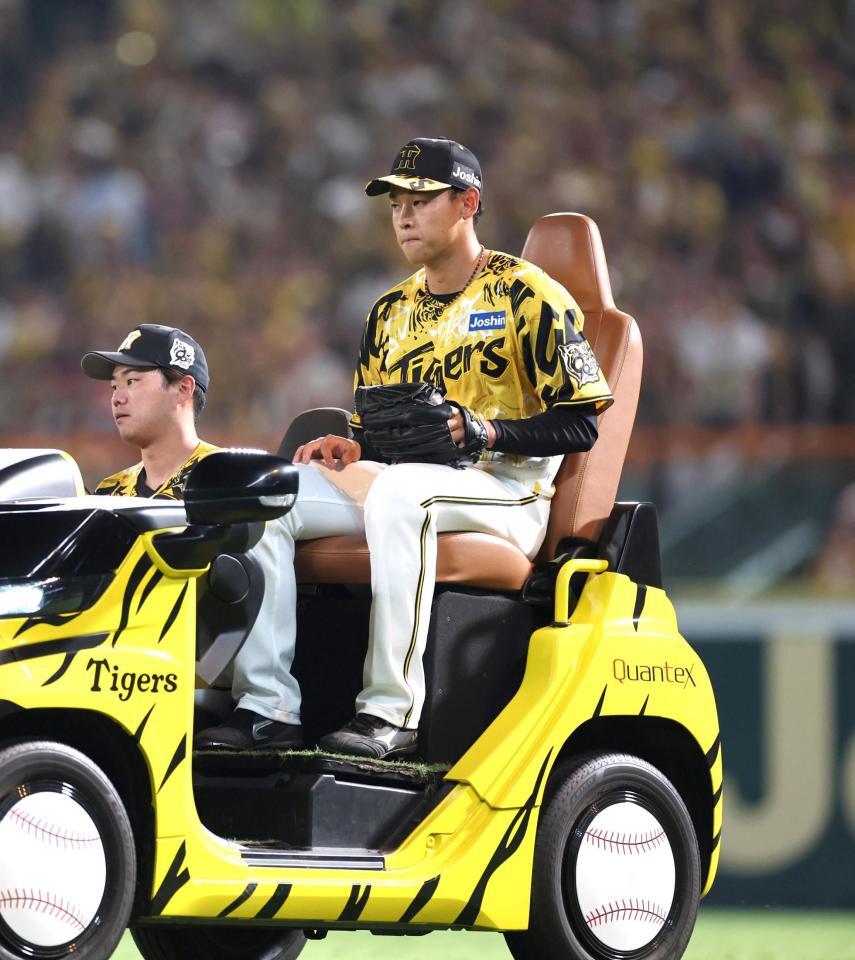 　９回途中、リリーフカーでマウンドへ向かう早川（撮影・北村雅宏）