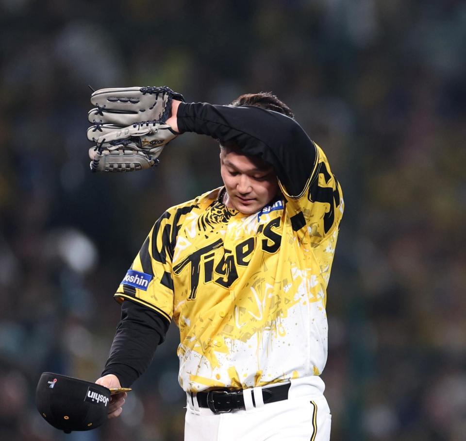 　９回、交代を告げられベンチに戻る木下（撮影・北村雅宏）