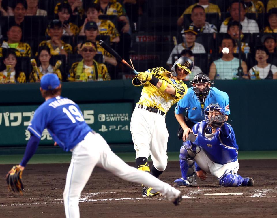 　７回、遊飛に倒れる佐藤輝（投手　高橋宏、捕手　石伊）＝撮影・山口登