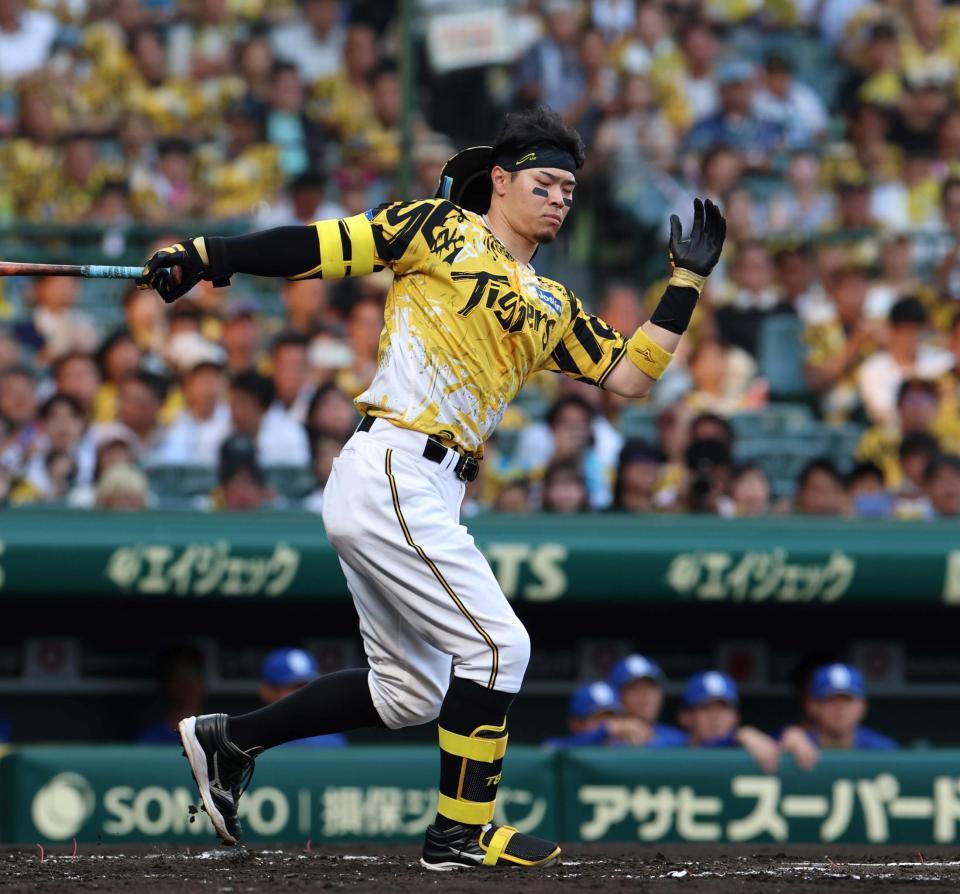 　２回、空振り三振に倒れる佐藤輝（撮影・北村雅宏）