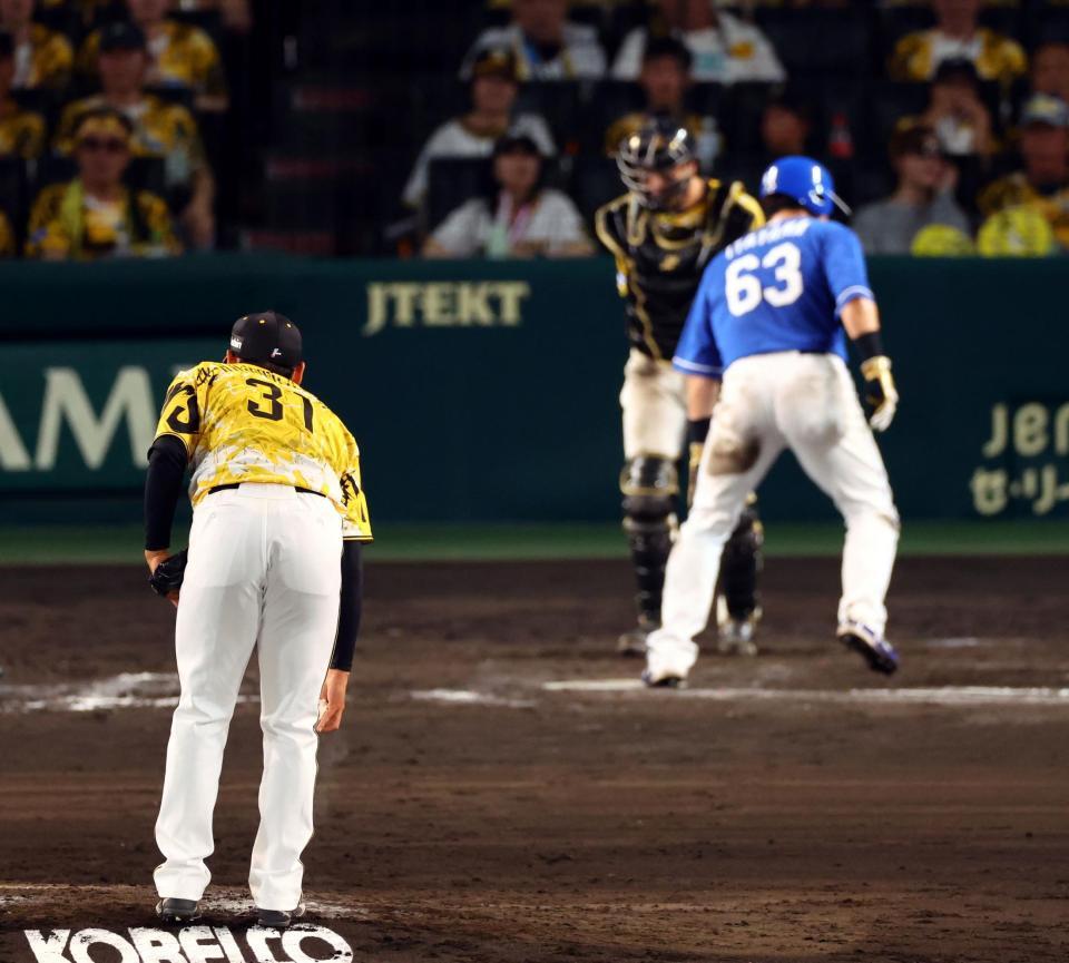 　９回、プロ初登板の早川はボークで失点する（撮影・山口登）