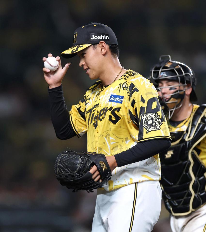 　９回、高橋宏を空振り三振に抑えてベンチに戻る早川（撮影・北村雅宏）