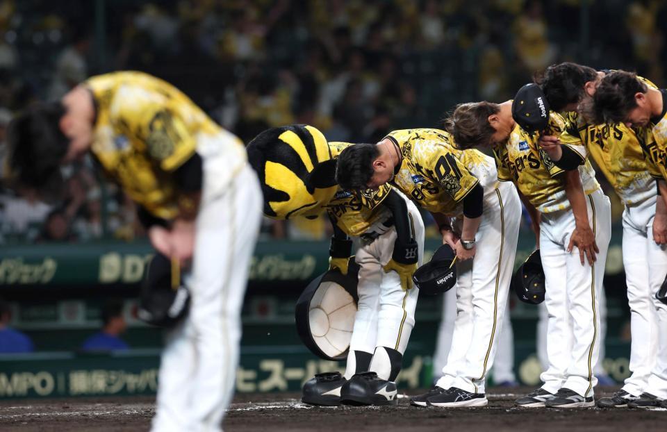 　完封負けを喫し、深々と頭を下げる藤川監督（中央右）＝撮影・北村雅宏
