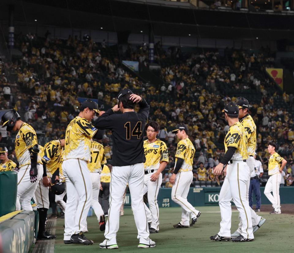 　完封負けを喫し、足早に引き揚げる早川（左から３人目）ら＝撮影・北村雅宏