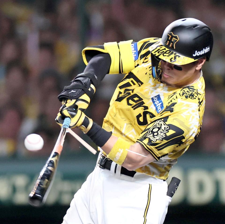 　７回、バットが折れ、遊飛に倒れる佐藤輝（撮影・田中太一）