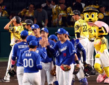 　高橋宏（中央右）に完封され、藤川監督（右端）はベンチ前に整列する（撮影・山口登）