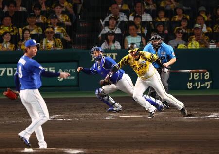 　８回、遊ゴロに倒れる大山（投手　高橋宏、捕手　石伊）＝撮影・山口登