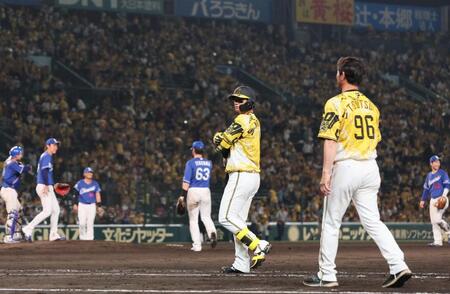 　９回、二ゴロに倒れゲームセット。整列に向かう森下（中央）＝撮影・北村雅宏