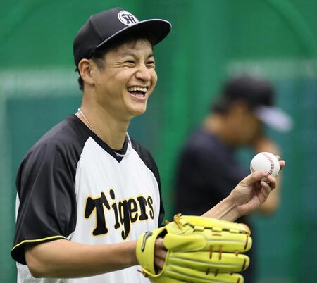 　雨天中止となり、リラックスしながらキャッチボールをする大竹（撮影・田中太一）