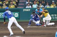 　３回、送りバントを失敗する才木（撮影・山口登）