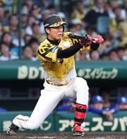 　３回、スリーバントに失敗する才木（撮影・北村雅宏）