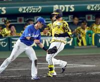 　９回、森下が二ゴロに倒れ、試合終了となる（撮影・山口登）