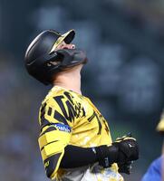  ４回、二ゴロに倒れた佐藤輝（撮影・北村雅宏）