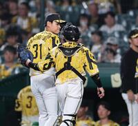 　プロ初登板を果たした早川は梅野に声をかけられながらベンチへ戻る（撮影・田中太一）