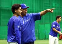 　金丸（左）は井上監督から声を掛けられる（撮影・山口登）