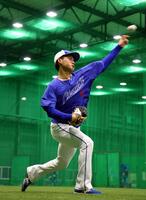 　キャッチボールする金丸（撮影・山口登）