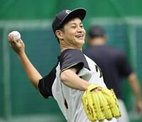 　雨天中止となり、リラックスしながらキャッチボールをする大竹（撮影・田中太一）