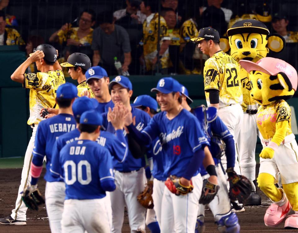 　高橋宏（中央右）に完封され、藤川監督（右端）はベンチ前に整列する（撮影・山口登）