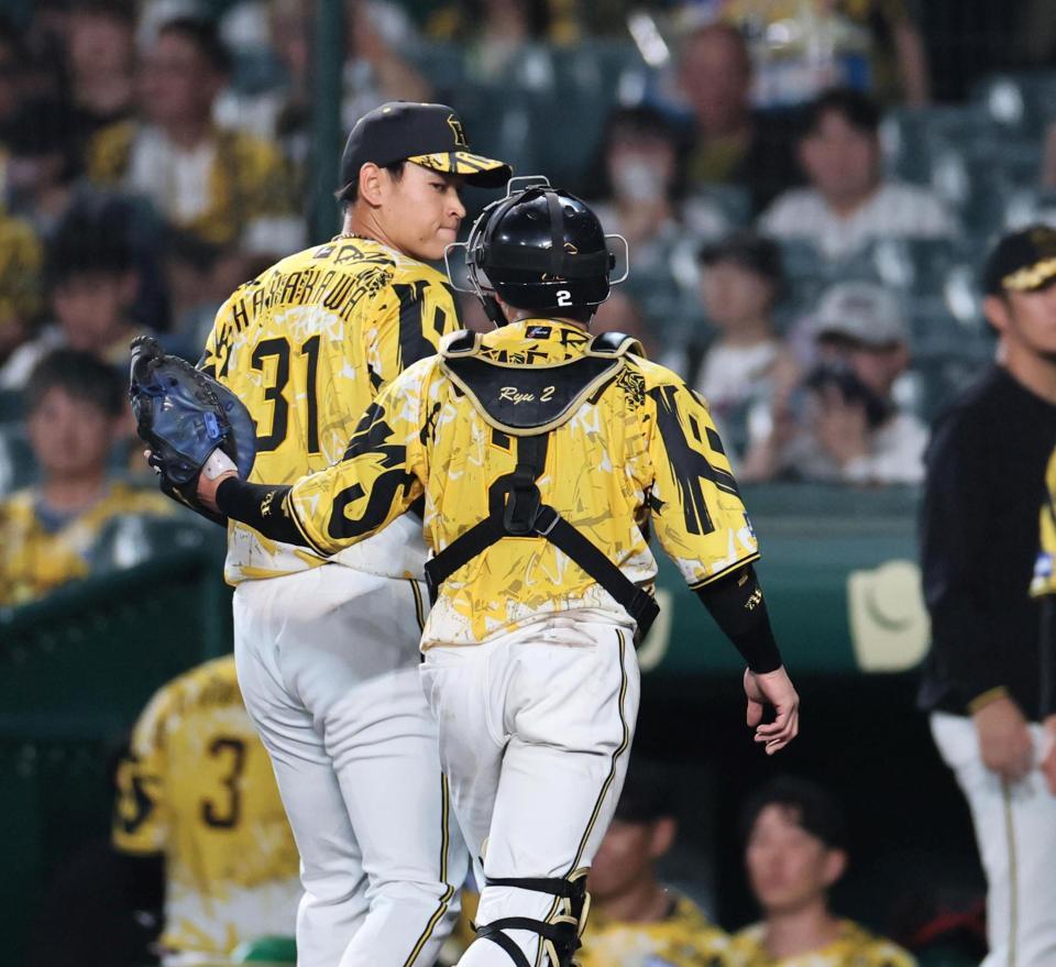 　プロ初登板を果たした早川は梅野に声をかけられながらベンチへ戻る（撮影・田中太一）
