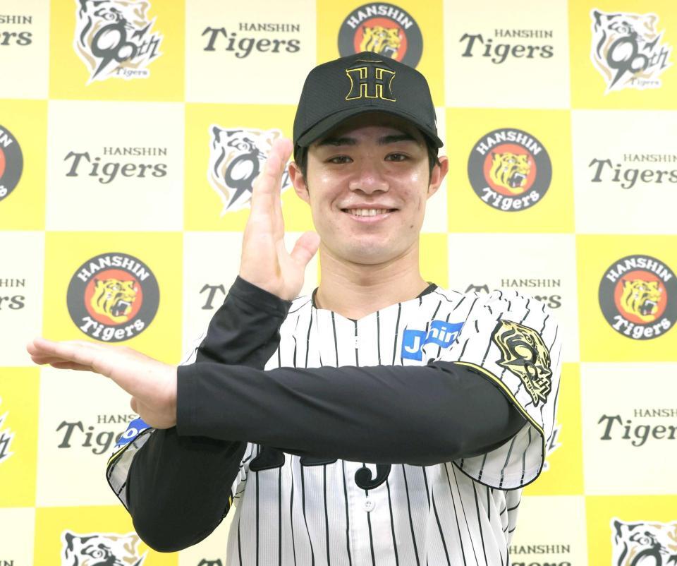 　プラスワン投票でオールスター出場を決め、ポーズをとる中野（撮影・北村雅宏）