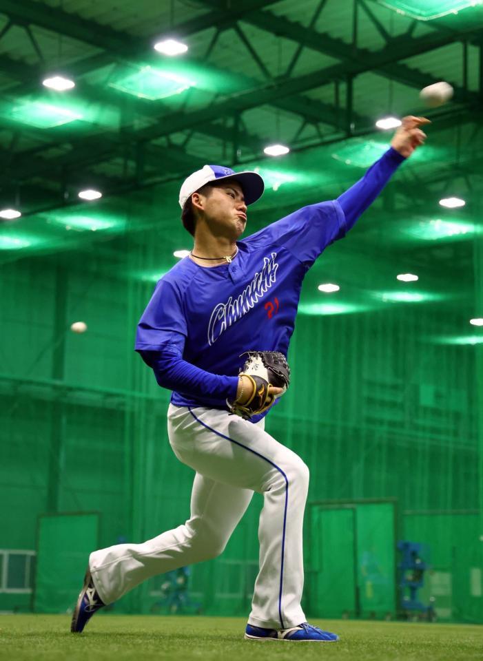 　キャッチボールする金丸（撮影・山口登）