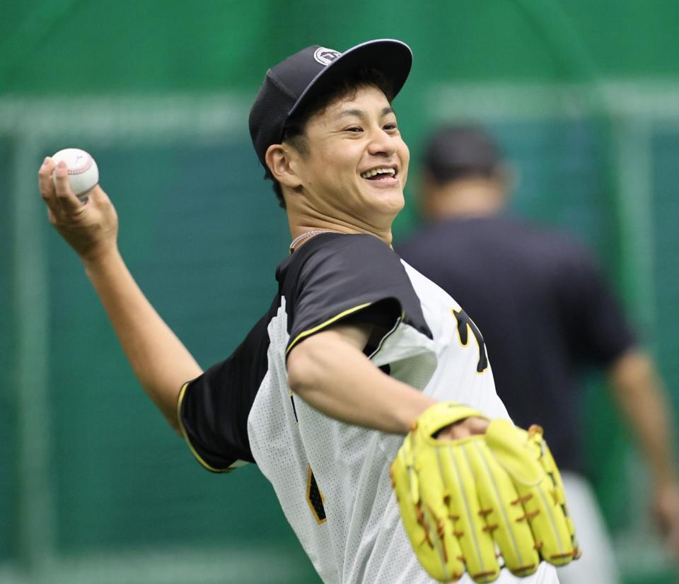 　雨天中止となり、リラックスしながらキャッチボールをする大竹（撮影・田中太一）