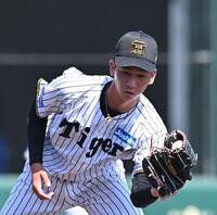 　ウエスタン・中日戦の６回、浜の投ゴロを捕球する今朝丸＝６月２９日