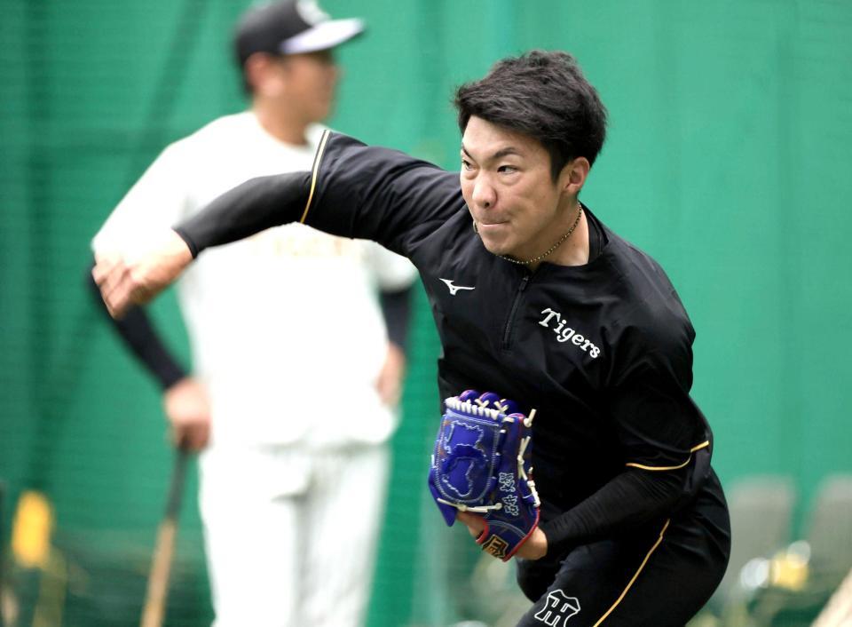 　キャッチボールする石井（撮影・北村雅宏）