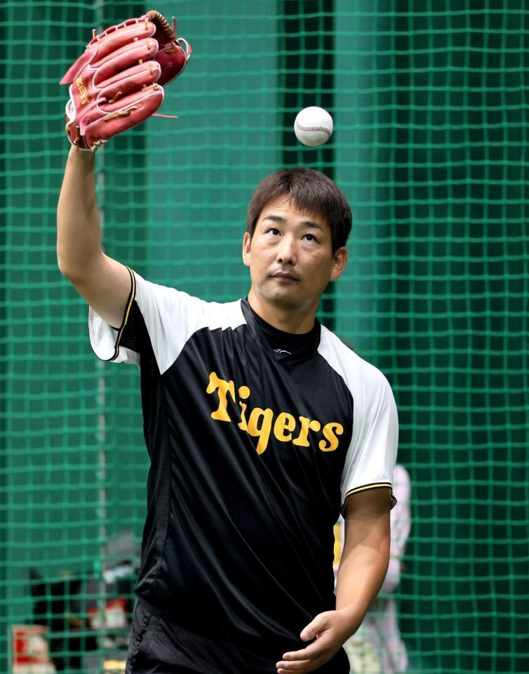 　キャッチボールで調整する岩崎（撮影・田中太一）