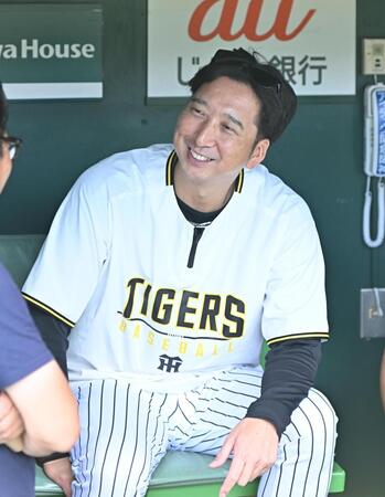 　練習中、取材に応じる藤川監督（撮影・西田忠信）