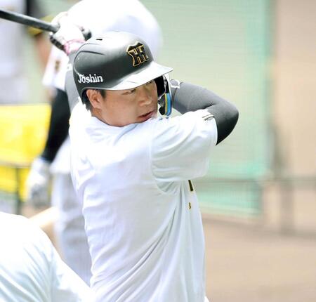 　気合の入った表情でティー打撃を行う大山（撮影・西田忠信）