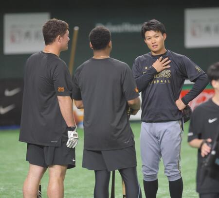 　リチャード（左）、オコエ（中央）と話す森下（撮影・西岡正）