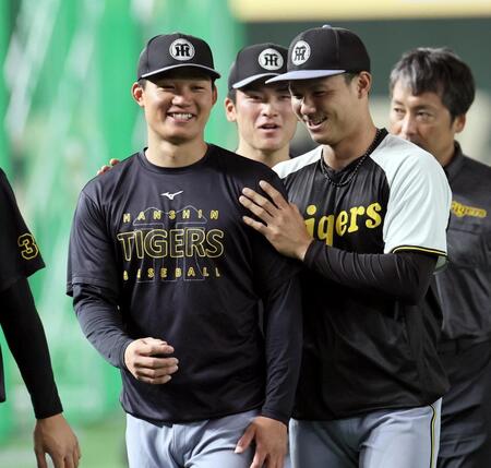 　栄枝（右）と話しながら移動する森下（撮影・田中太一）