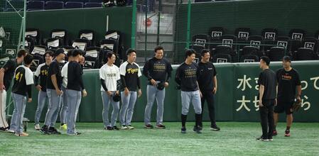 　阿部監督にあいさつする阪神のオールスター出場メンバー（撮影・金田祐二）