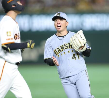 　５回、山崎（左）を投ゴロに打ち取ってピンチをしのぎ、声を上げる村上（撮影・西岡正）