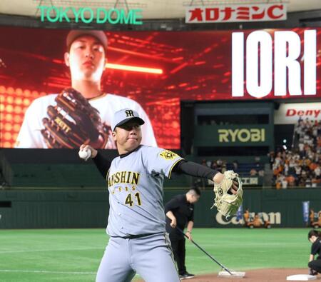 　試合前、キャッチボールをする村上（撮影・田中太一）