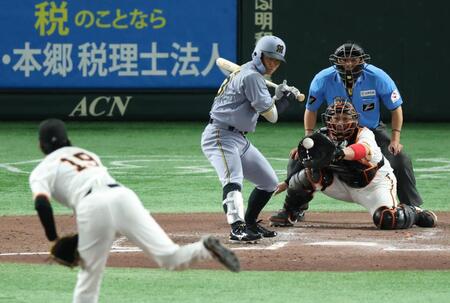 　７回、見逃し三振に倒れる代打・糸原（撮影・金田祐二）
