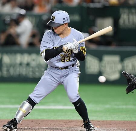 　７回、満塁の好機で見逃し三振に倒れる糸原（撮影・田中太一）