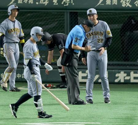 　７回、代打・糸原が三振に倒れ厳しい表情で選手交代を告げる藤川監督（撮影・金田祐二）