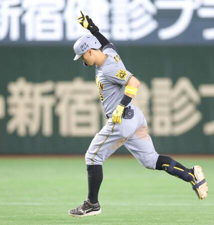 　１１回、先制２ランを放ち、ガッツポーズで本塁へ向かう佐藤輝（撮影・西岡正）