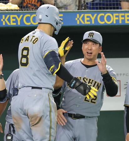 　１１回、先制２ランを放った佐藤輝（左）を祝福する藤川監督（撮影・西岡正）