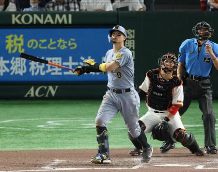 　１１回、勝ち越し２ランを放つ佐藤輝（撮影・金田祐二）